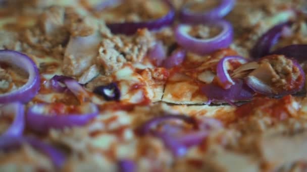 Pizza Cebulą Tuńczykiem Widok Bliska — Wideo stockowe