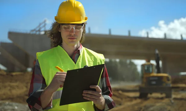 Construtor Com Documentos Fundo Canteiro Obras Junção Rodoviária — Fotografia de Stock