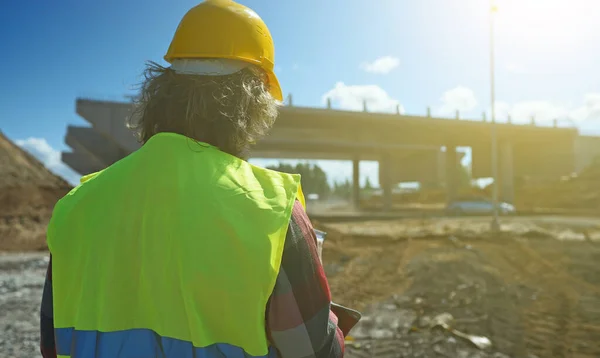 Costruttore Con Documenti Sullo Sfondo Cantiere Raccordo Stradale — Foto Stock