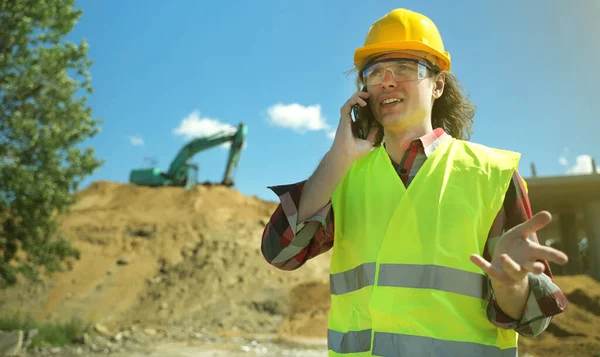 Builder Talking Smartphone Construction Site — Stock Photo, Image