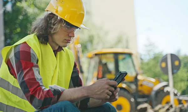 Trabalhador Masculino Cansado Usando Smartphone Uma Pausa — Fotografia de Stock