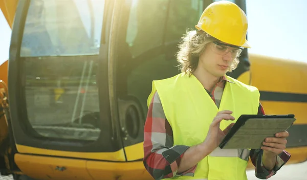 Graafmachine Operator Harde Hoed Met Behulp Van Tablet — Stockfoto