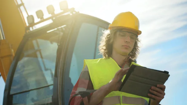 Operatore Escavatore Cappello Rigido Utilizzando Tablet — Foto Stock