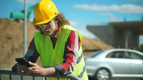 Costruttore Che Parla Con Smartphone Cantiere — Foto Stock