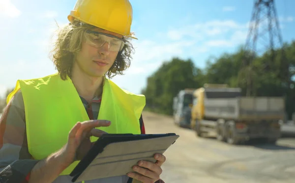 Bauarbeiter Mit Tablet Auf Baustelle Straßenkreuzung — Stockfoto