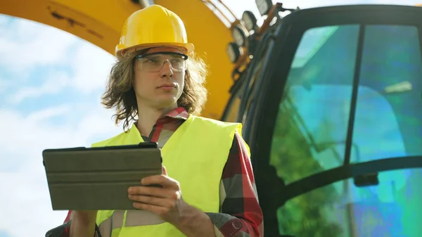 Excavator Operator Hard Hat Using Tablet — Stock Photo, Image