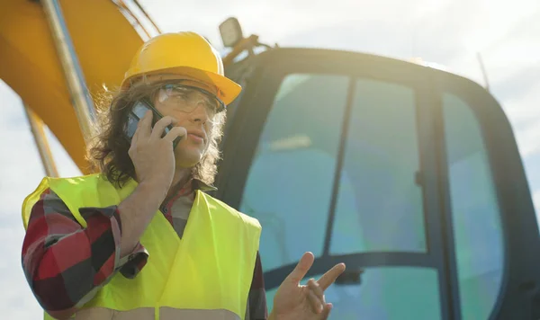 Operatore Escavatore Cappello Rigido Parlare Smartphone — Foto Stock