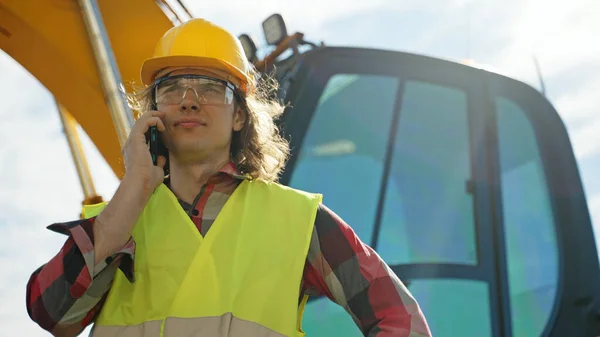 Operatore Escavatore Cappello Rigido Parlare Smartphone — Foto Stock