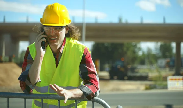 Builder Talking Smartphone Construction Site — Stock Photo, Image