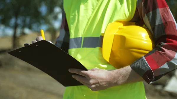 Costruttore Con Cappello Rigido Ispeziona Cantiere Primo Piano — Foto Stock