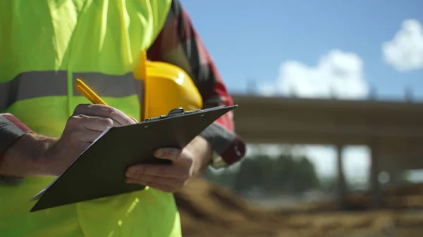 Costruttore Con Cappello Rigido Ispeziona Cantiere Primo Piano — Foto Stock