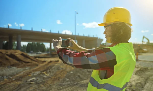 Contratista Del Edificio Con Trabajo Del Tiroteo Del Teléfono Móvil —  Fotos de Stock