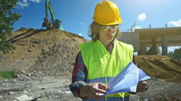 Bouwer Met Documenten Achtergrond Van Een Wegkruising Bouwplaats — Stockfoto