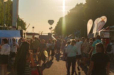 İnsanlar yazın sokakta yürürler. Bulanık görüntü.