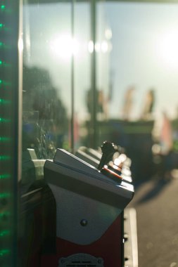 Mekanik pençe oyun makinesi. Yakın çekim görünümü.