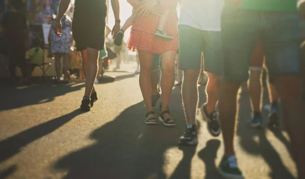 夏天人们走在大街上 模糊的镜头 — 图库照片