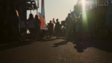 İnsanlar yazın sokakta yürürler. Bulanık görüntü.
