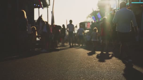 Folk Går Nerför Gatan Sommaren Suddigt Skott — Stockvideo