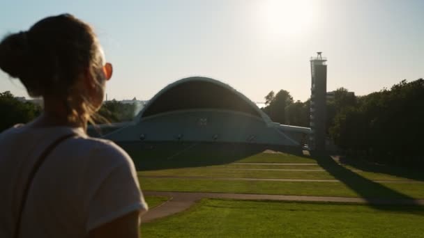 Kobieta Turysta Patrząc Tallinn Song Festival Grounds — Wideo stockowe