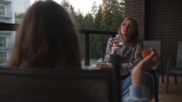 Due Amici Stanno Bevendo Vino Sul Balcone Vacanza — Video Stock