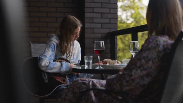 Ragazza Adolescente Suona Chitarra Sua Madre Vacanza — Video Stock