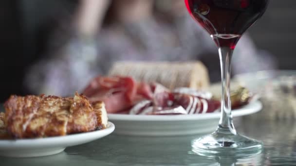 ガラスの赤ワインと軽食 — ストック動画