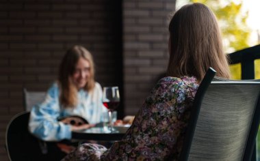 Genç kız tatilde annesine gitar çalar..