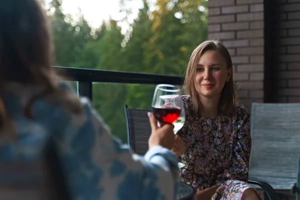 Two Friends Drinking Wine Balcony Vacation — Stock Photo, Image