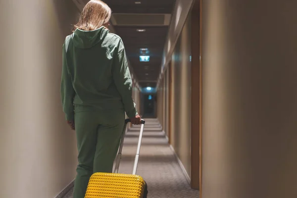 Γυναίκα Βαλίτσα Στο Διάδρομο Του Ξενοδοχείου Check Στο Ξενοδοχείο — Φωτογραφία Αρχείου