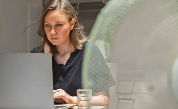 Donna Cerca Lavorare Durante Caldo Estremo — Foto Stock