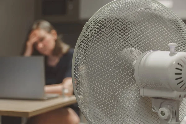 Femme Essaie Travailler Pendant Chaleur Extrême — Photo