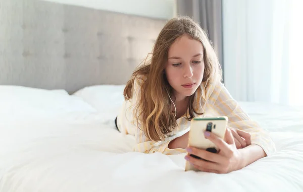 Adolescente Está Deitado Com Telefone Cama Conceito Vício Gadgets — Fotografia de Stock