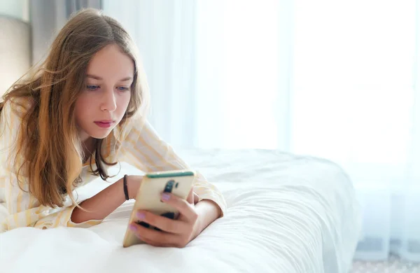 Tiener Ligt Met Telefoon Het Bed Begrip Gadget Verslaving — Stockfoto