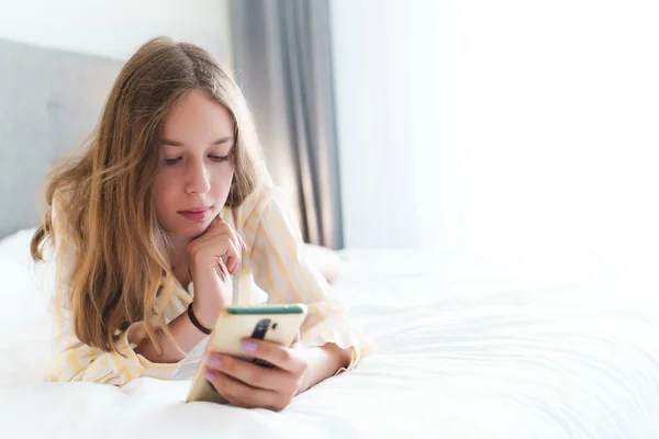 Adolescente Está Deitado Com Telefone Cama Conceito Vício Gadgets — Fotografia de Stock