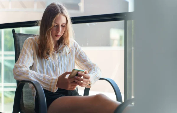 Teenager Sitzt Mit Dem Handy Auf Dem Balkon — Stockfoto