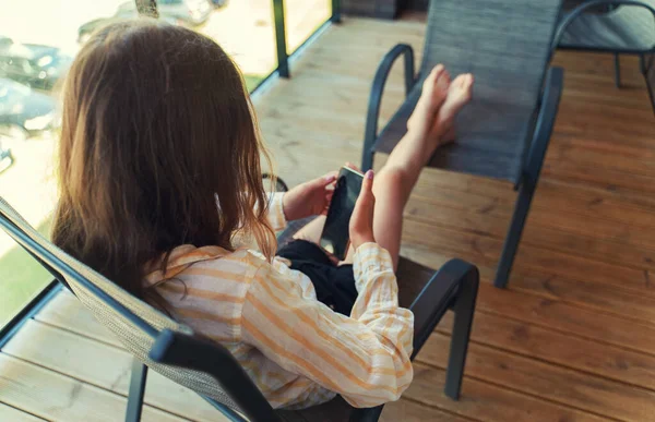 Adolescente Seduto Con Telefono Sul Balcone — Foto Stock