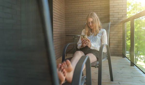 Adolescente Sentado Con Teléfono Balcón —  Fotos de Stock