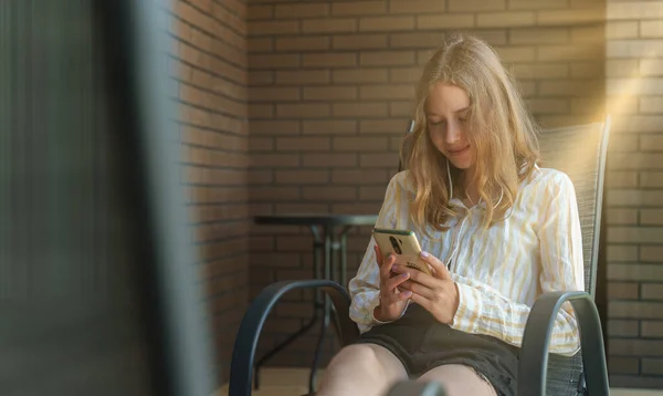 Teenager Sitting Phone Balcony — Stock Photo, Image