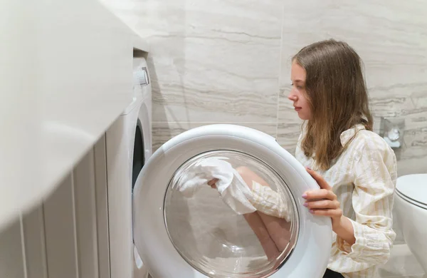 Genç Kız Çamaşır Makinesine Çamaşır Yüklüyor — Stok fotoğraf