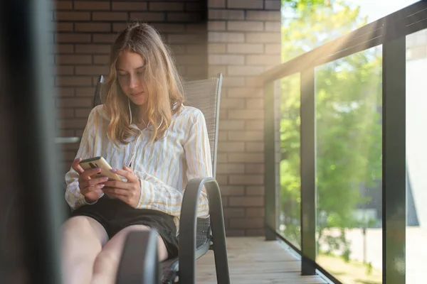 Teenager Sitting Phone Balcony — Stock Photo, Image