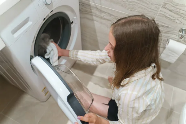 Tiener Meisje Laden Kleding Wasmachine — Stockfoto
