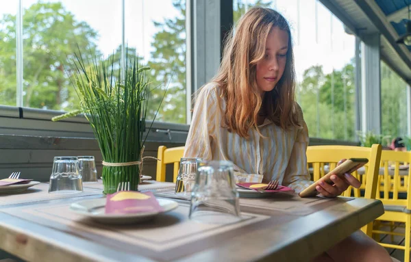 Teenager Mit Dem Telefon Restaurant Konzept Der Gadget Sucht — Stockfoto