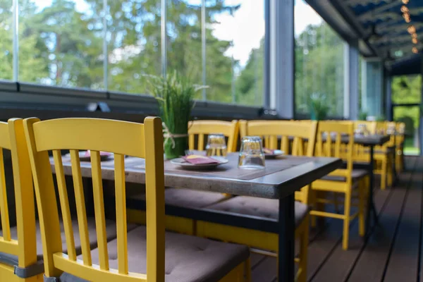 Dukningsbord Med Porslin Modern Restaurang Sommaren — Stockfoto