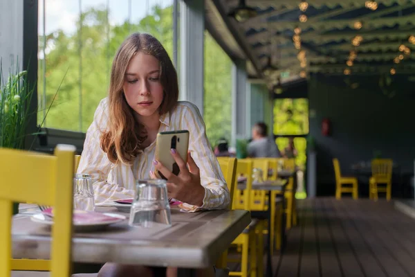 Teenager Phone Restaurant Concept Gadget Addiction — Stock Photo, Image