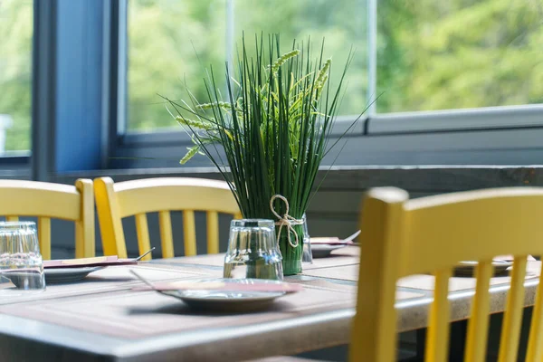Gedeckter Tisch Mit Geschirr Modernem Restaurant Sommer — Stockfoto