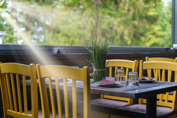 Table Appoint Avec Vaisselle Dans Restaurant Moderne Été — Photo