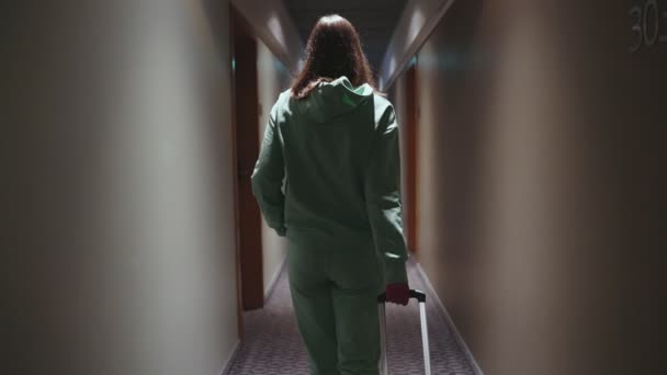 Femme Avec Valise Dans Couloir Hôtel — Video
