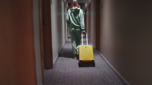 Femme Avec Valise Dans Couloir Hôtel — Video