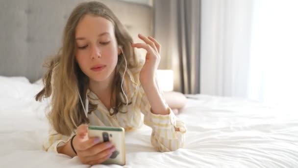 Teenager Mit Dem Telefon Auf Dem Bett Konzept Der Gadget — Stockvideo