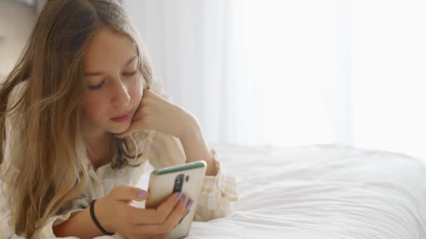 Teenager Med Telefonen Sengen Begrebet Gadget Afhængighed – Stock-video